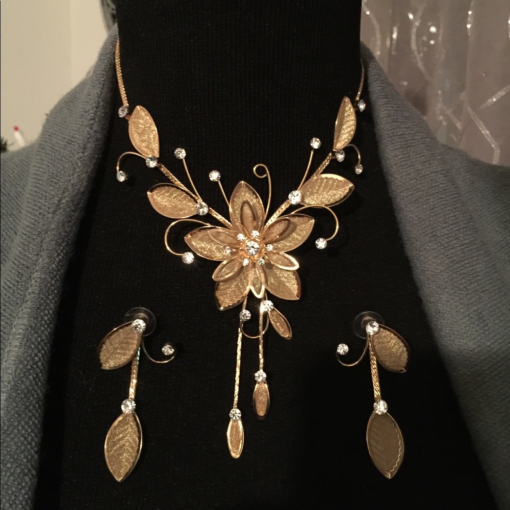 Necklace and earrings set
